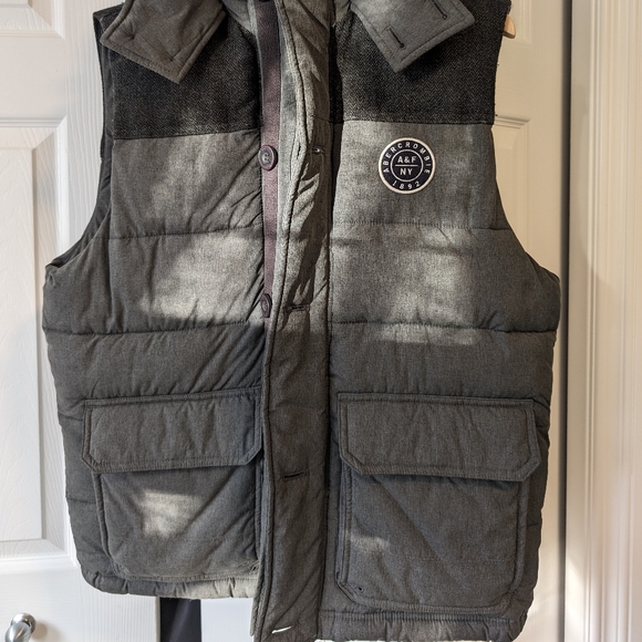 ABERCROMBIE & FITCH HOODED PUFFER VEST (CHARCOAL GREY/L) - Picture 5 of 9